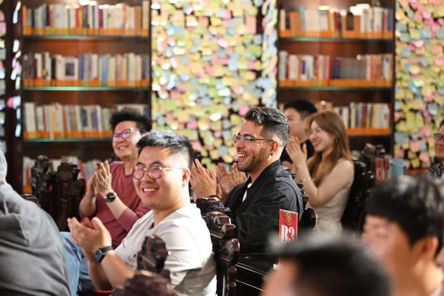 4月24日，吴瑞龙（中）在天津市红桥区谦祥益相声茶馆听相声。
