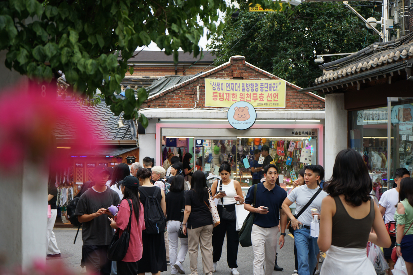 首尔街头的游客观察者网