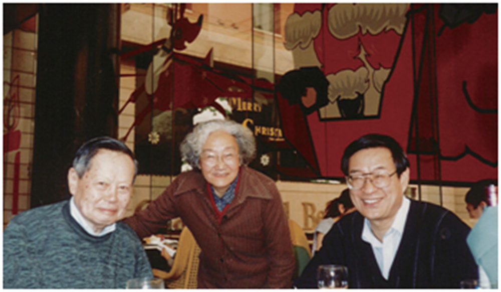 葛墨林当选院士后,杨振宁请他和爱人秦世芬吃饭庆祝。