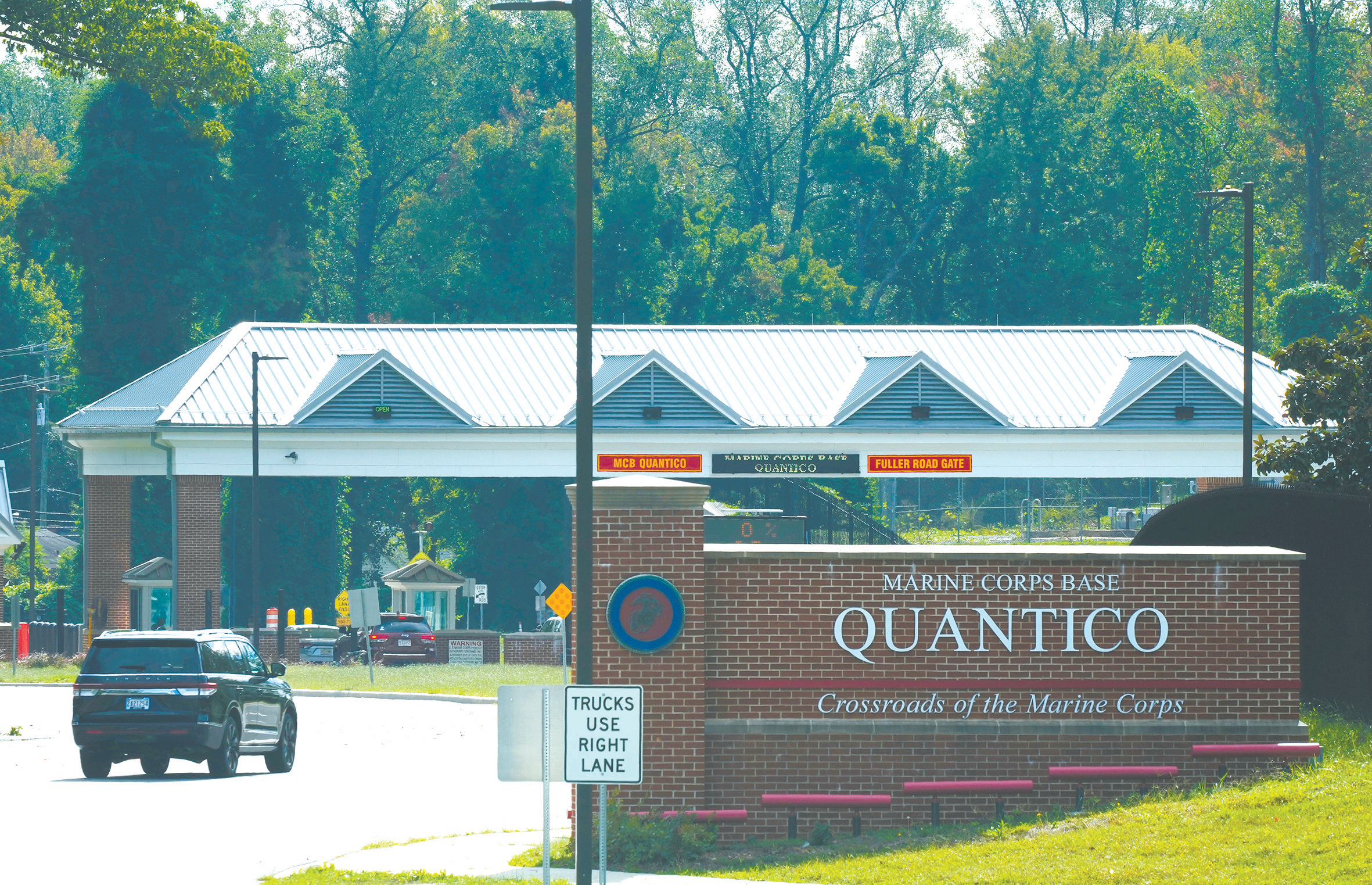 由美国防长赫格塞思召集的军方会议将于30日在弗吉尼亚州匡蒂科海军陆战队基地举行。图为近日有车辆驶入该基地。（视觉中国）