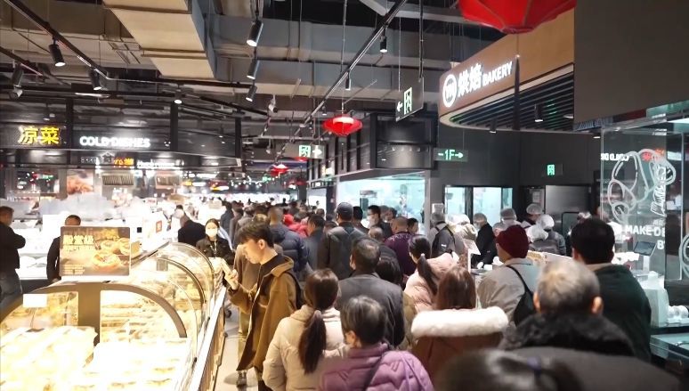 市民在莆田市九华广场永辉超市选购。(受访者供图)