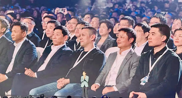 李想、雷军互赞:理想汽车了不起 小米YU7创下世界汽车工业史奇迹