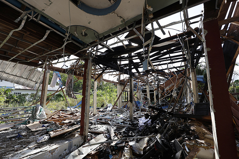 △当地时间14日,泰国边境地区一处受损房屋。