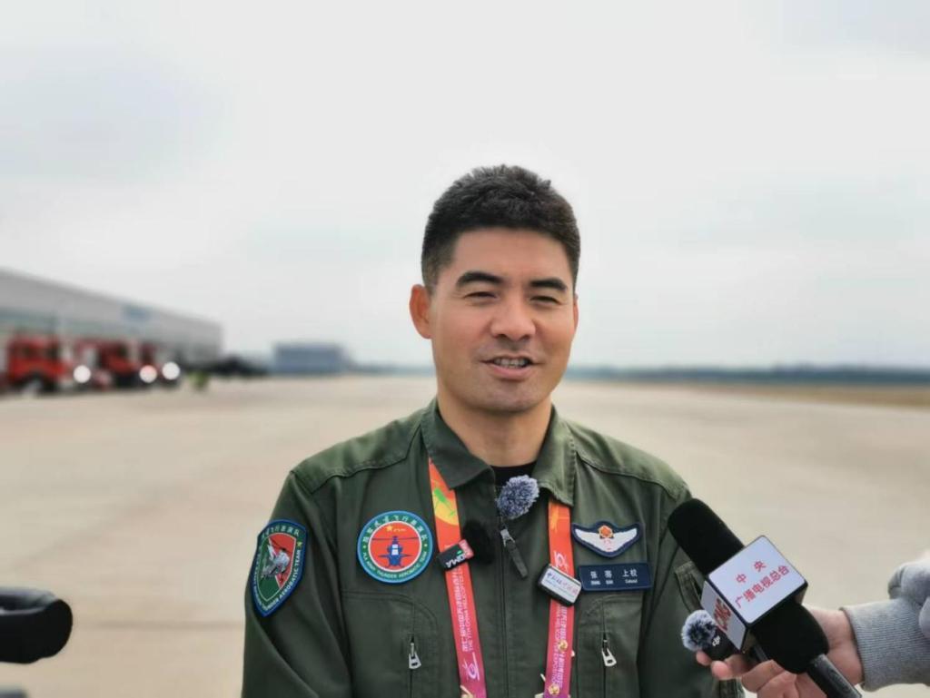 直-20T飞行员张骞机长接受澎湃新闻等媒体采访。