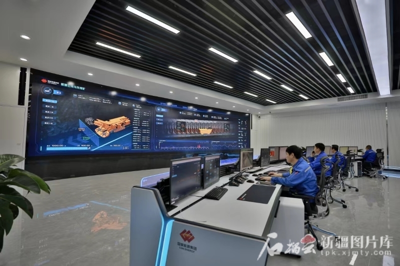乌东煤矿智能化采煤工作指挥大厅。图片由乌东煤矿提供