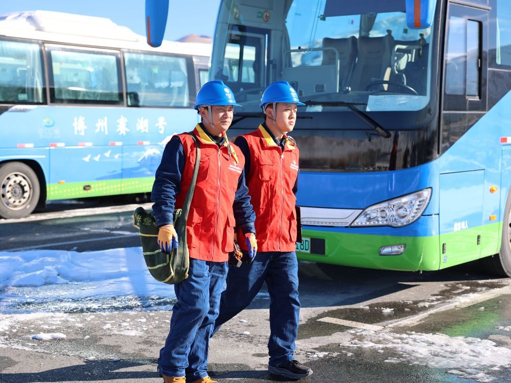 国网博尔塔拉供电公司员工在景区进行电动区间车用电安全巡检。（奥吾东 摄）