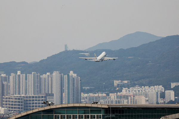 10月30日,美国总统特朗普乘“空军一号”专机启程返回美国。 东方IC