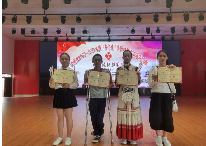 ▲凌崇恩（左二）初二时参加演讲比赛获得三等奖