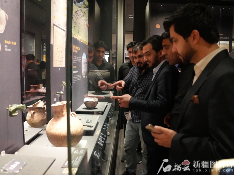 在自治区博物馆，访华团一行跟随讲解员参观“新疆历史文物展”。石榴云/新疆日报记者 闫啸天摄