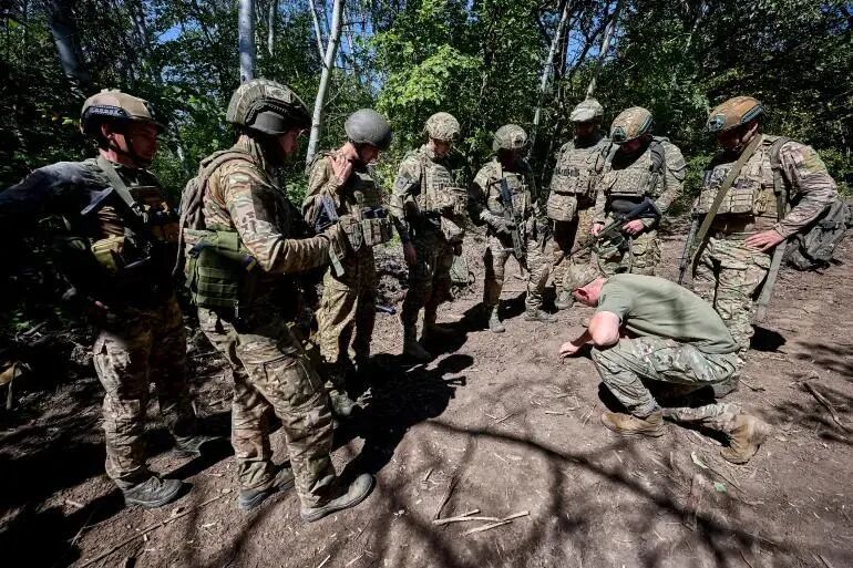 ◆8月29日，乌克兰国民警卫队第13作战旅的士兵在哈尔科夫地区的一个射击场参加训练。