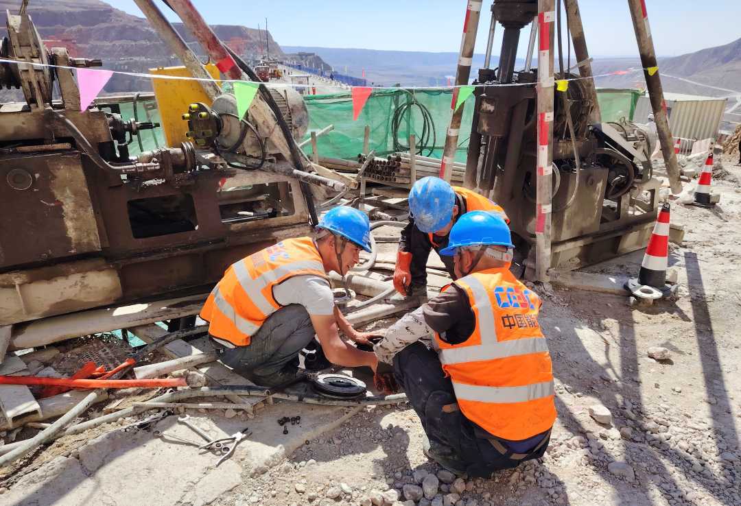 大石峡水利枢纽工程大坝右岸,工人正在1707米的海拔高度上维修灌浆设备。刘沛恺摄