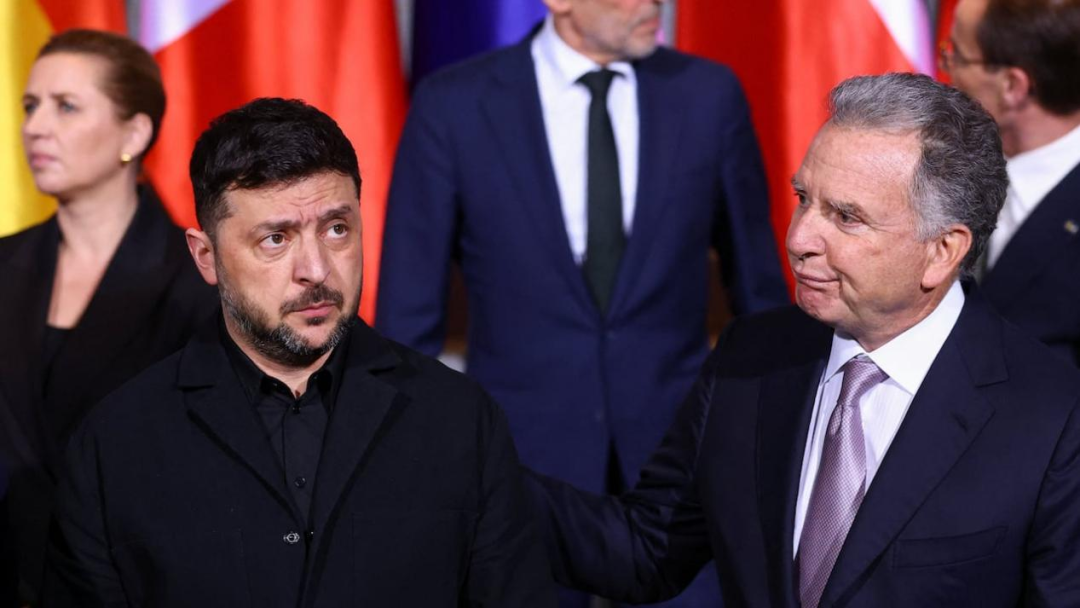 乌克兰总统泽连斯基(左)和美国特使史蒂夫·威特科夫(右)。