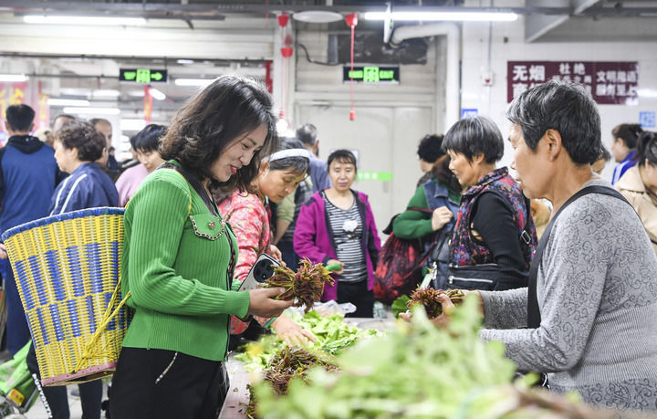 市民在重庆市江北区新民乐安心菜场“农民背篼菜区”选购农产品（2024年3月27日摄）。新华社记者王全超摄