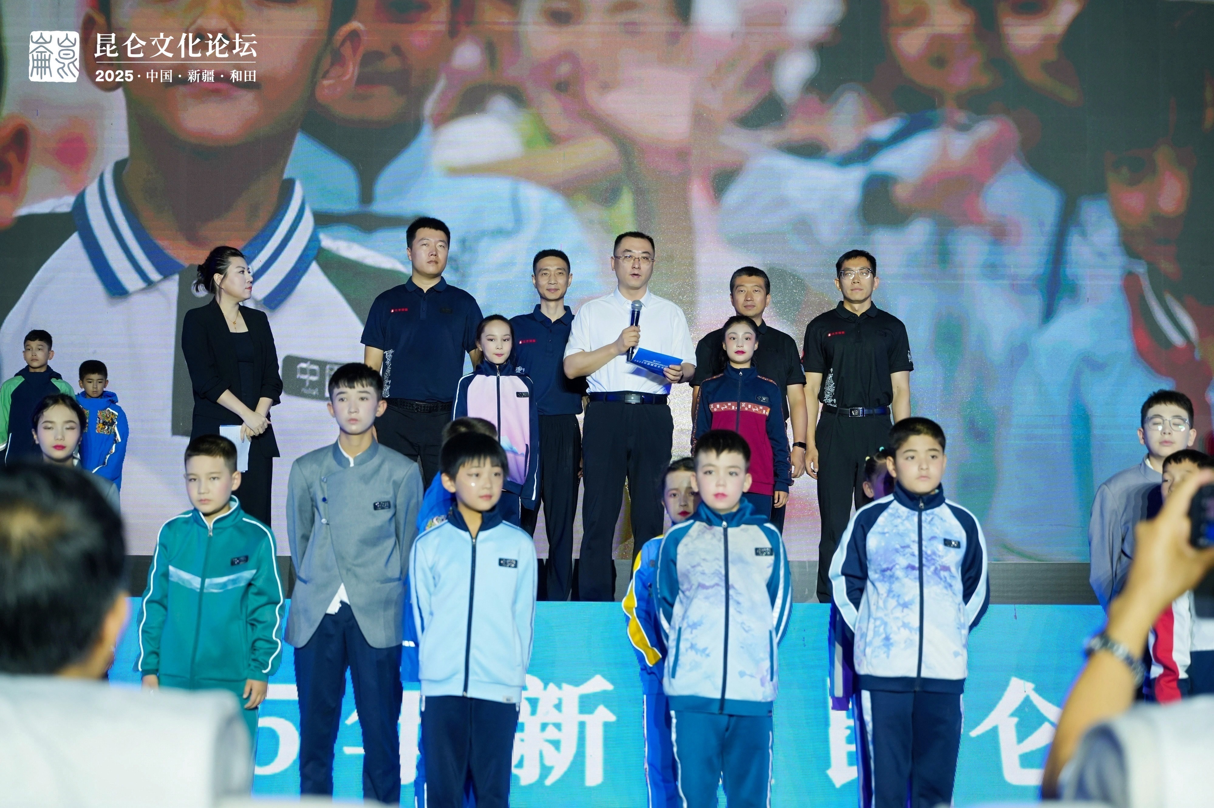 “国风”校服展示。图/企业供图