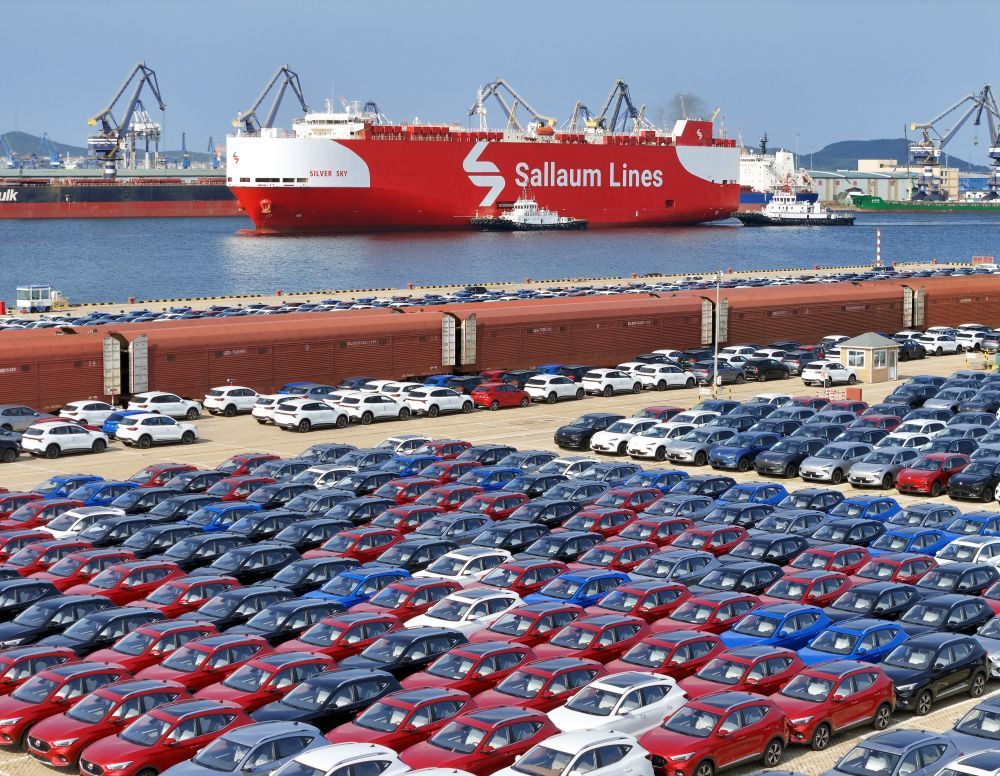 2025年9月14日,国产汽车在山东港口烟台港集结等待装船出口(无人机照片)。新华社发(唐克 摄)