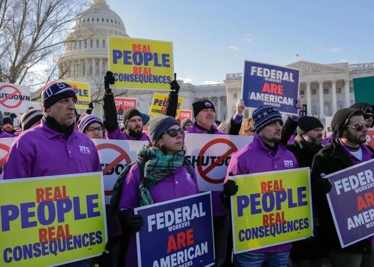 ◆美国国会大厦前,民众对政府持续停摆表示抗议。