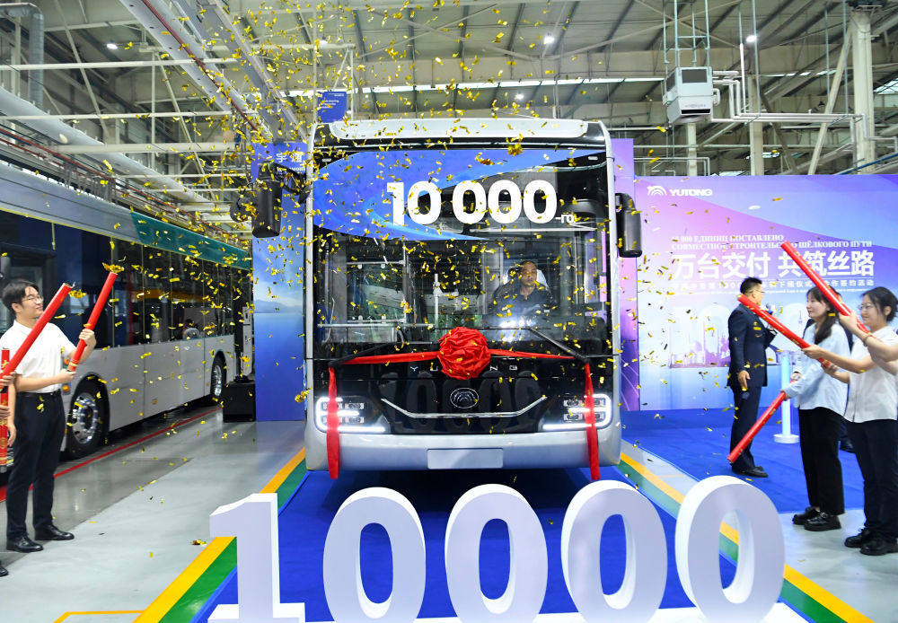 6月26日，宇通客车出口中亚地区的第10000台车辆在河南省郑州市宇通新能源厂区海外承装车间正式下线。新华社记者 郝源 摄