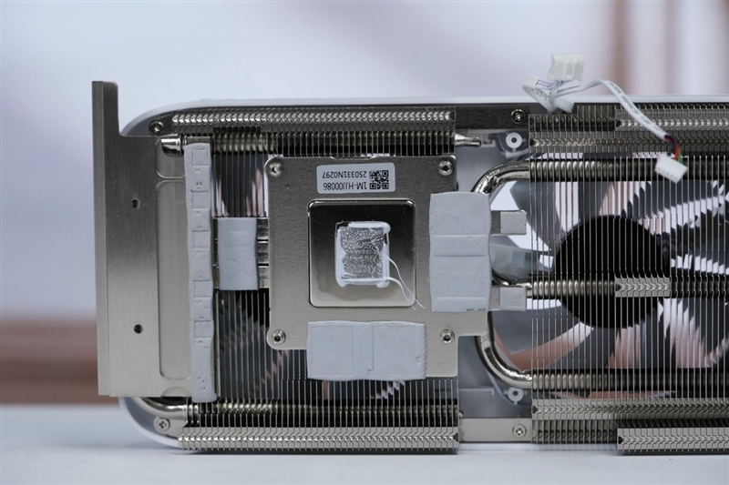 一眼看去就与众不同!索泰 RTX 5060 Ti 8GB 月白 OC评测:超频有点小惊喜