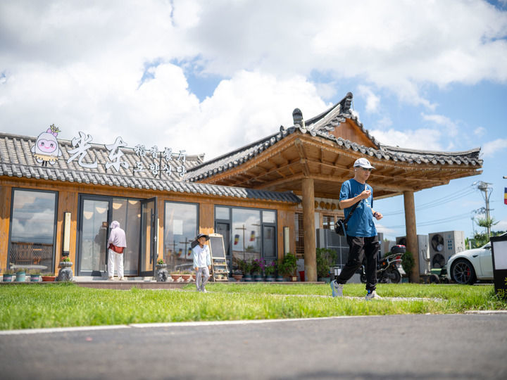 游客在吉林省和龙市光东村观光游览(2025年7月18日摄)。新华社记者 邵泽东 摄