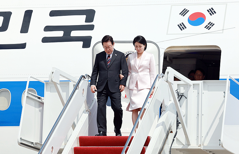 当地时间8月24日，美国华盛顿特区，韩国总统李在明和夫人金惠景抵达华盛顿特区附近的安德鲁斯联合基地，走下飞机。 视觉中国