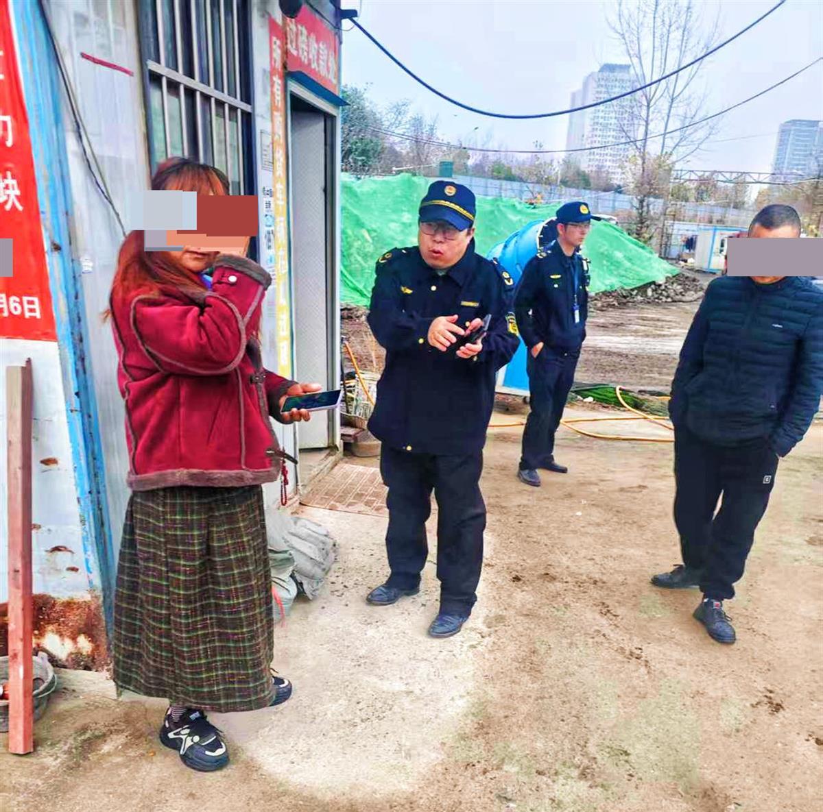 图3:综执队员溯源到某公司砂石场内调查取证.jpg