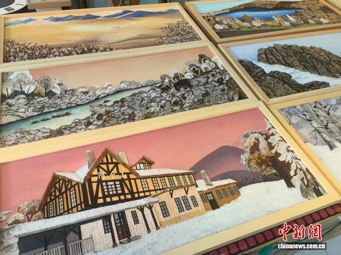 图为树皮画作品。崔博群 摄