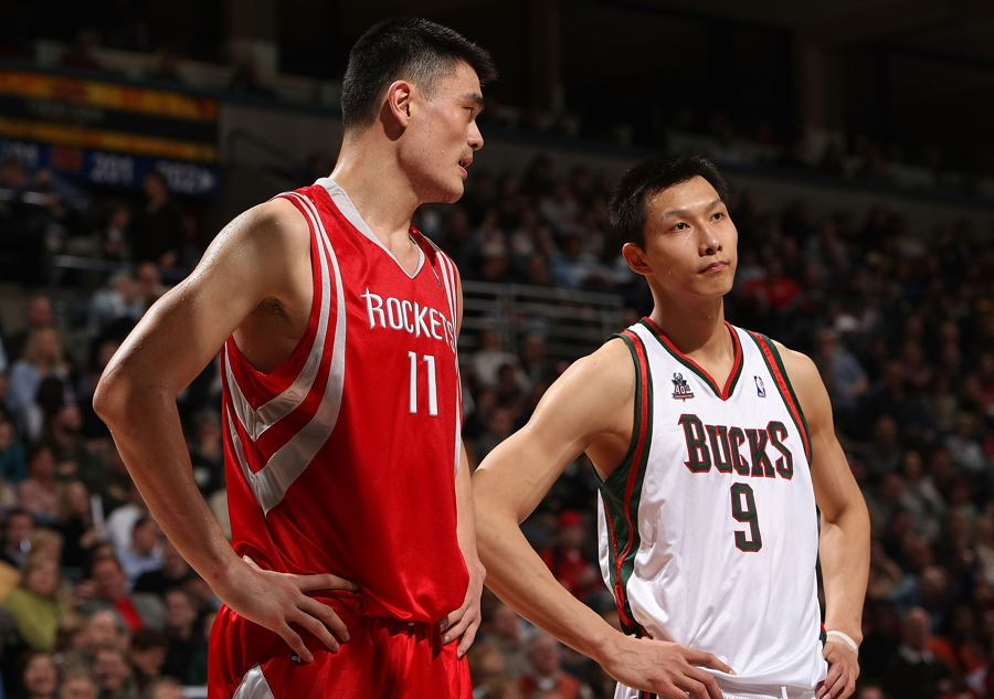 2008年2月，在NBA常规赛火箭队对阵雄鹿队的比赛中，姚明（左）和易建联（右）上演同场竞技