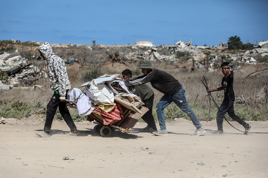 10月11日,加沙地带南部的巴勒斯坦人经由以军指定通道萨拉赫丁公路返回北方。 新华社 图