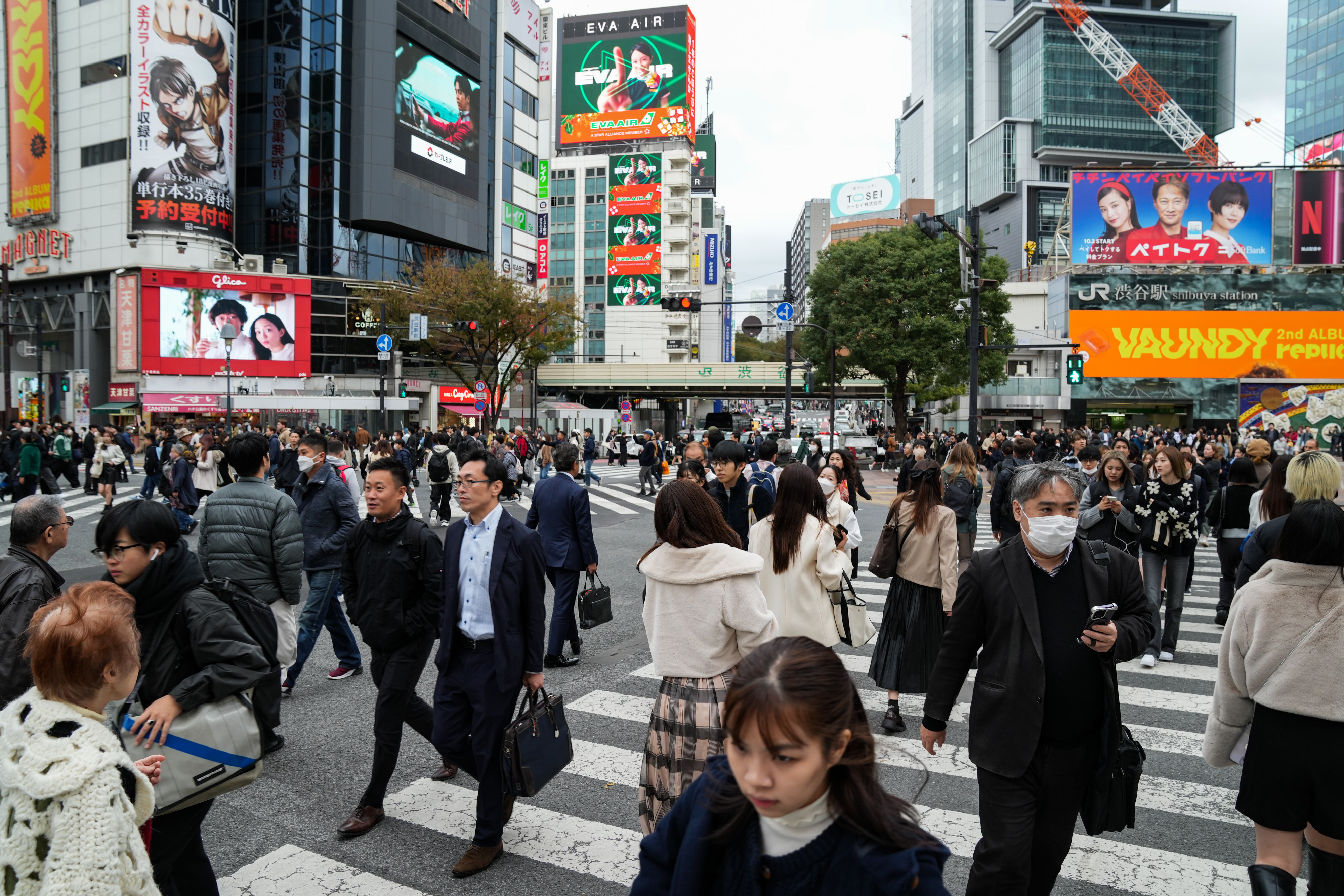 2023年11月15日，人们走过日本东京涩谷车站前的十字路口。新华社记者张笑宇摄