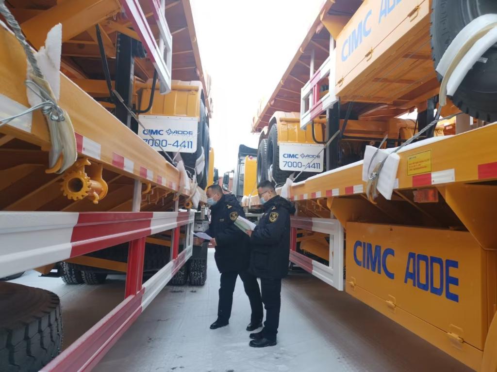 二连海关关员查验出口车辆。新华社发