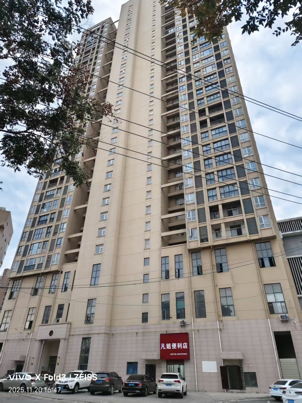 吴楚CC国际位于县城的十字路口,地理位置比较好。 受访者 供图