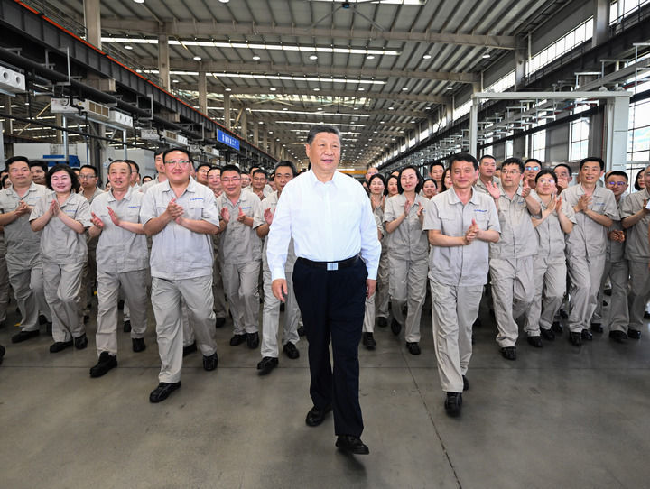 5月19日至20日，中共中央总书记、国家主席、中央军委主席习近平在河南考察。这是19日下午，习近平在洛阳轴承集团股份有限公司智能工厂考察时，同企业职工在一起。新华社记者 燕雁 摄
