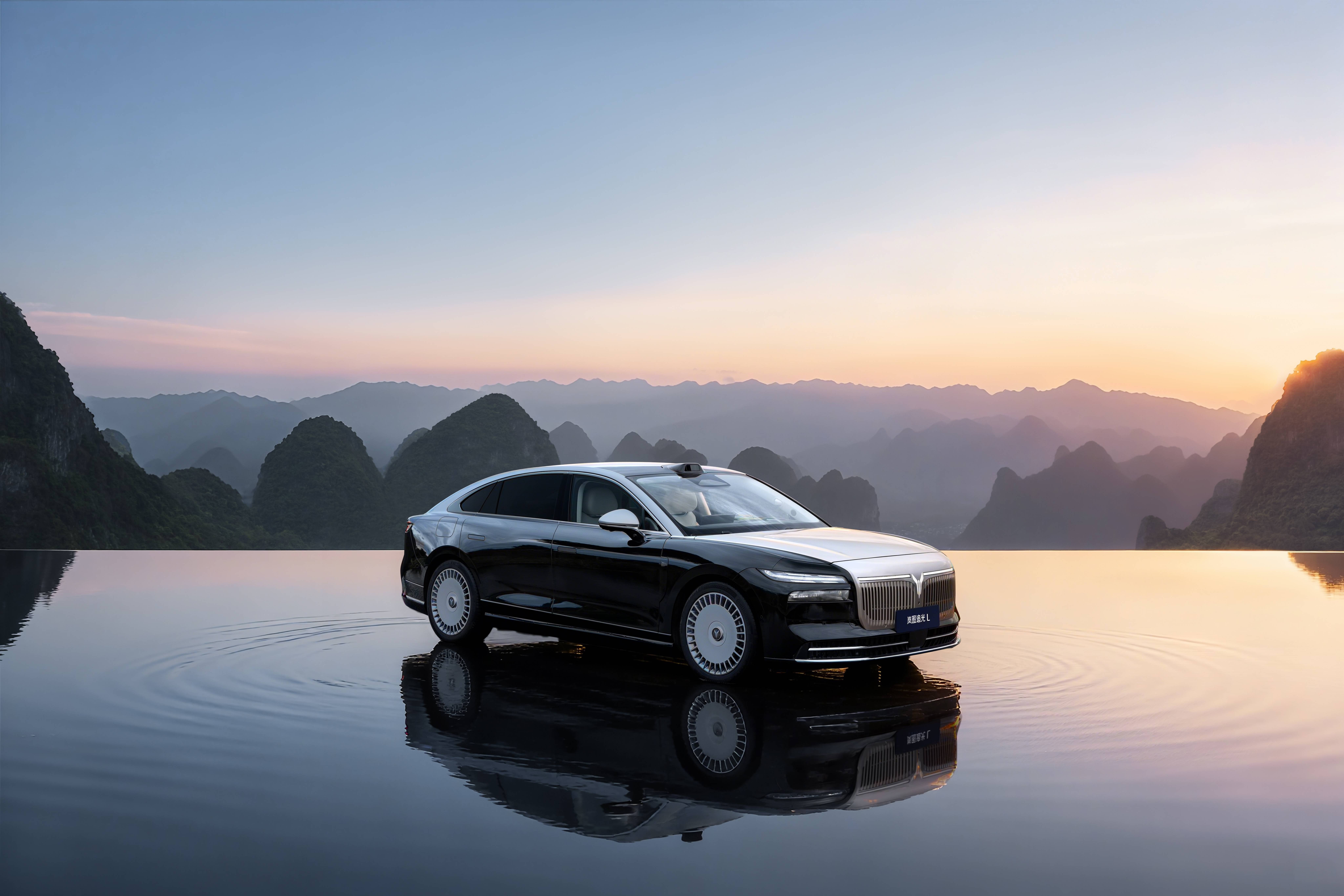 首发三腔空悬,岚图泰山 37.99 万元起,豪华比肩问界 M9