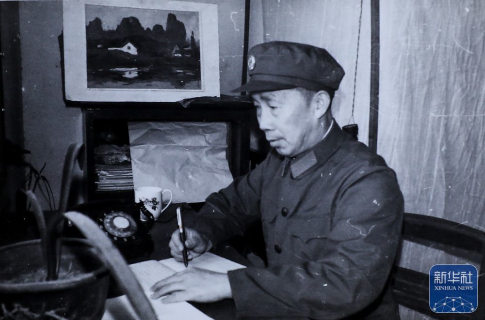 20世纪60年代，王生在江苏省公安厅工作（翻拍照片）。