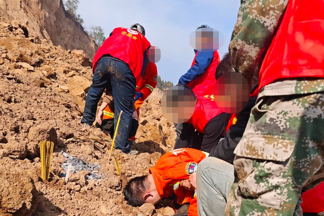 ▲家属在搜救现场