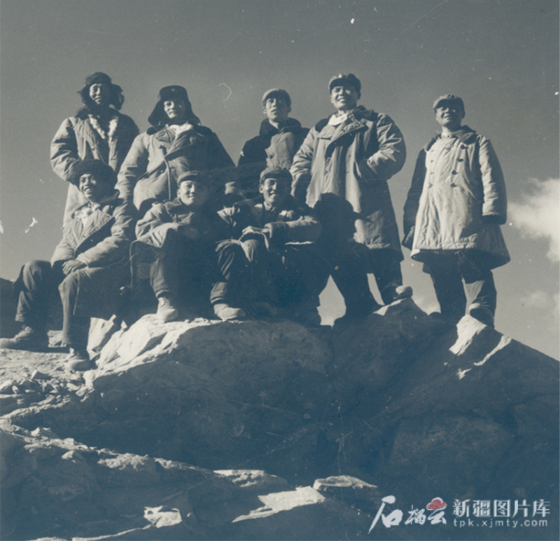 首批建设气象导航站的官兵们风餐露宿,在荒芜之地建起导航标杆。李南辛供图