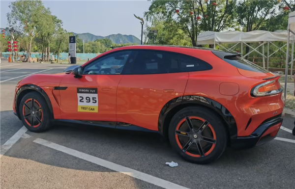 搭配封闭式轮毂+赛车拉花!小米YU7熔岩橙实车首次曝光