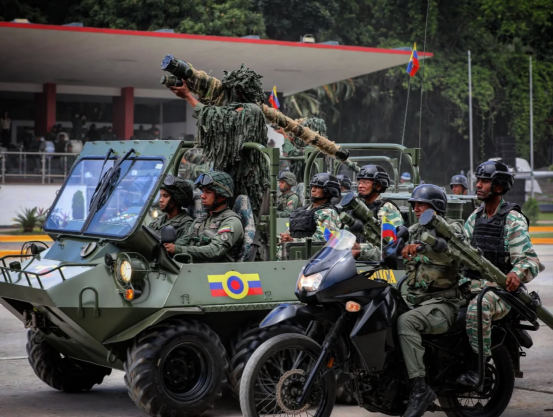 △委內(nèi)瑞拉士兵演習操作IGLA-S導彈