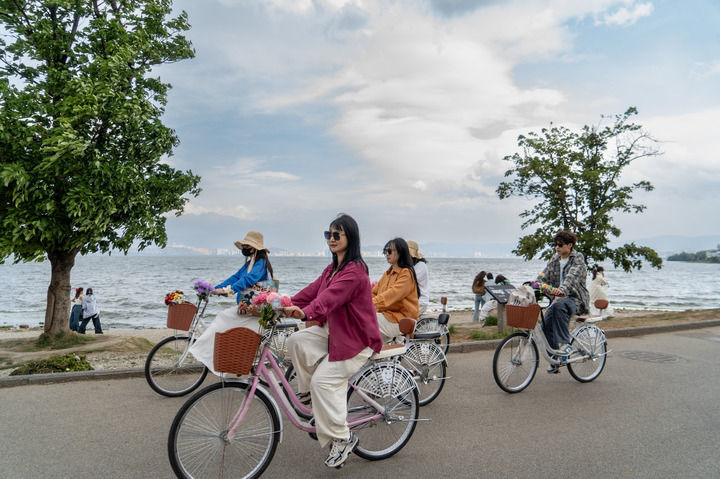 游客在云南大理洱海生态廊道骑行(2025年4月23日摄)。新华社记者 刘莲芬 摄