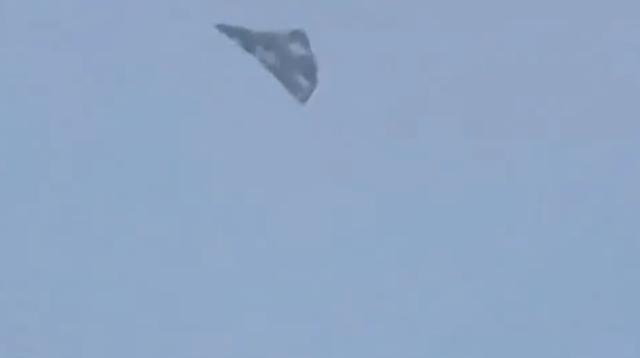 (歼-36在空中进行大幅度机动试飞)