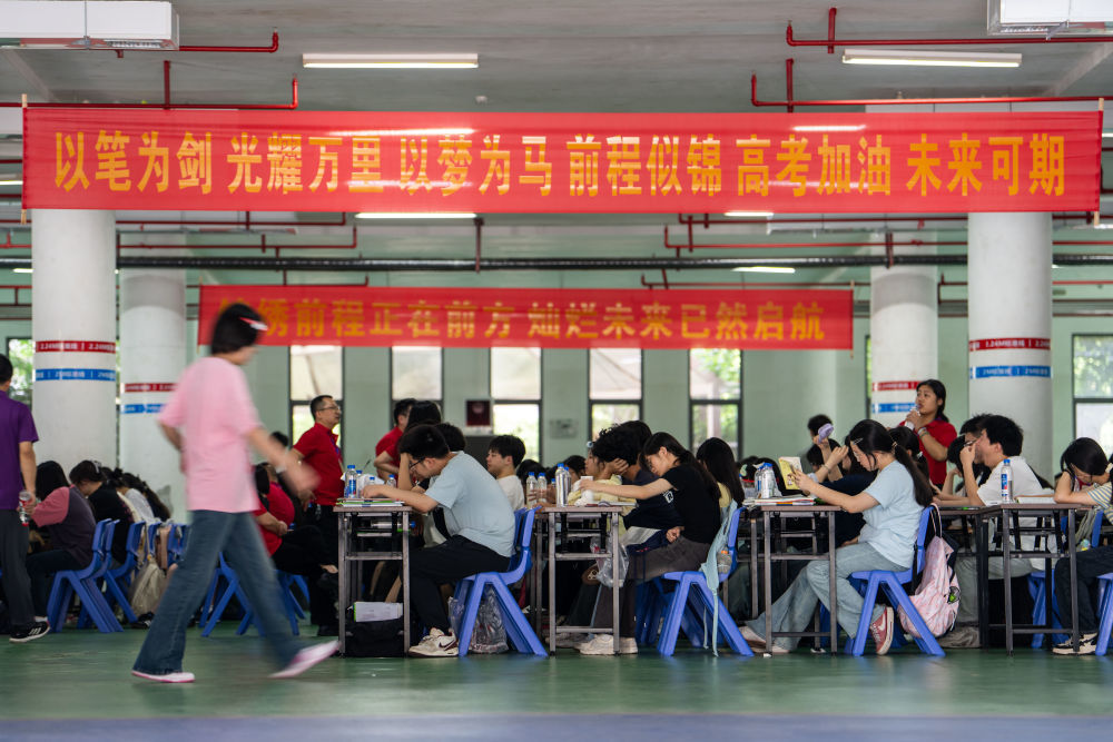 6月7日,，考生在湖南省長(zhǎng)沙市望城區(qū)長(zhǎng)郡斑馬湖中學(xué)考點(diǎn)休息區(qū)備考。（新華社記者 陳思汗 攝）