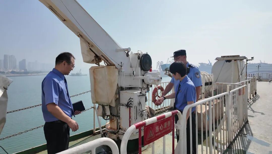 2021年6月24日,检察官到事发船只勘查现场。