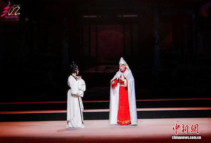 罗家英(右)、曹秀琴(左)合作演绎《李香君》 广州粤剧院供图