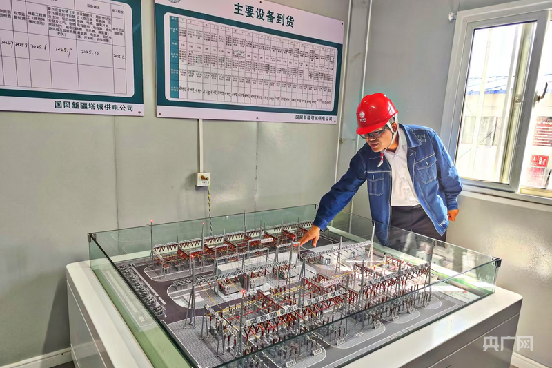 国网塔城供电公司建设部主任刘立才在介绍塔额750千伏输变电工程项目 （央广网发 马晓杉 摄）