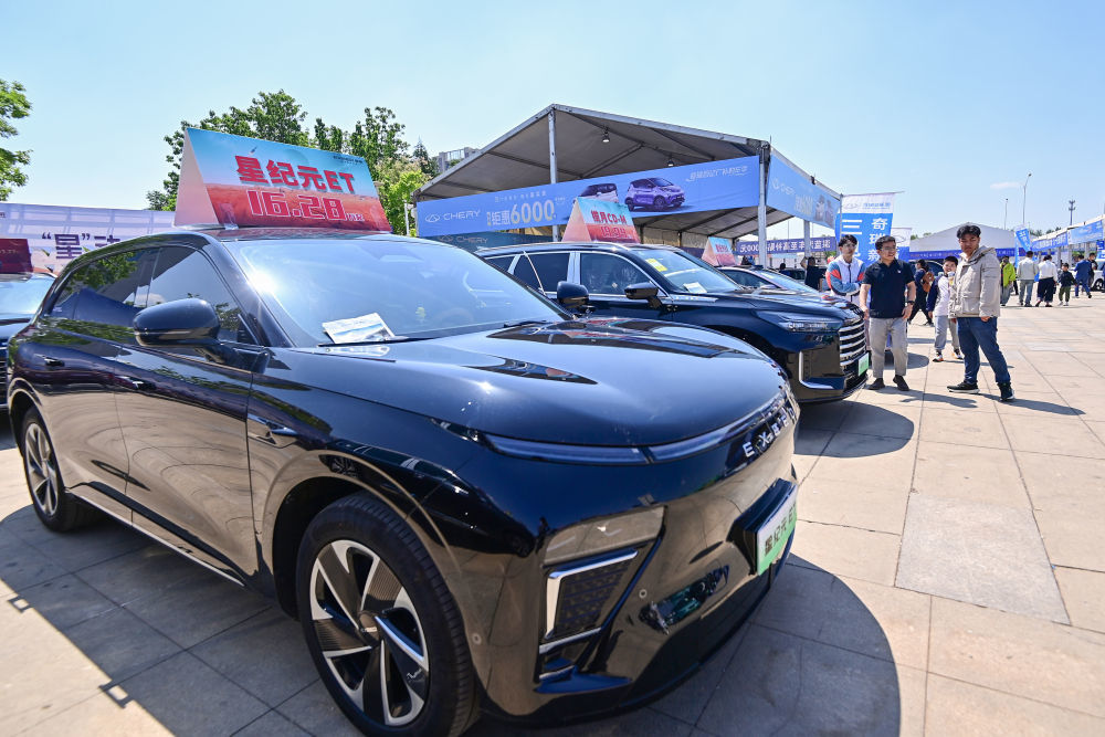 5月3日，消费者在山东省青州市举办的汽车·房产家居文化节上参观选购展出的汽车。新华社发（王继林摄）