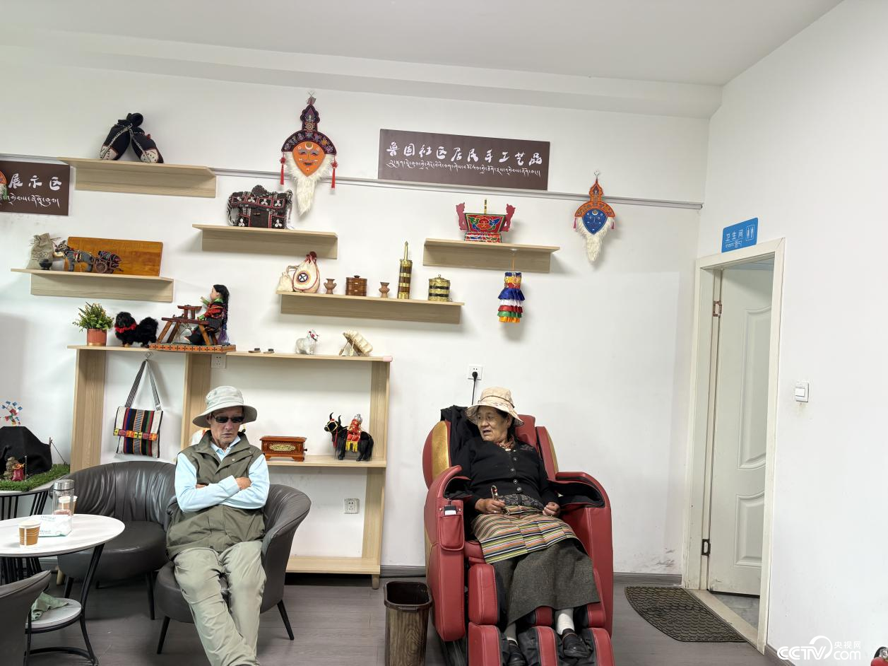 在鲁固社区党群服务V站休闲的当地居民 (摄影 李婷婷)