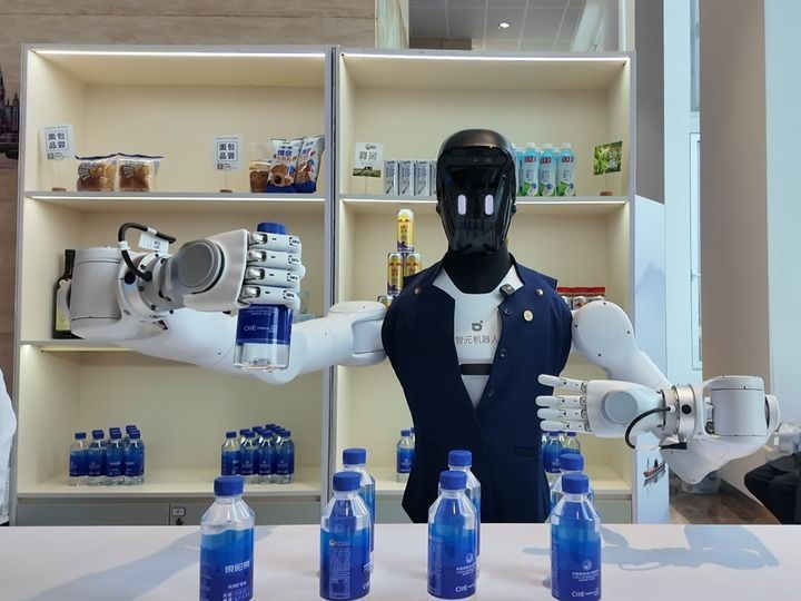 11月6日，位于进博会新闻中心二楼的人形机器人“小闻”。新华社记者 周心怡 摄