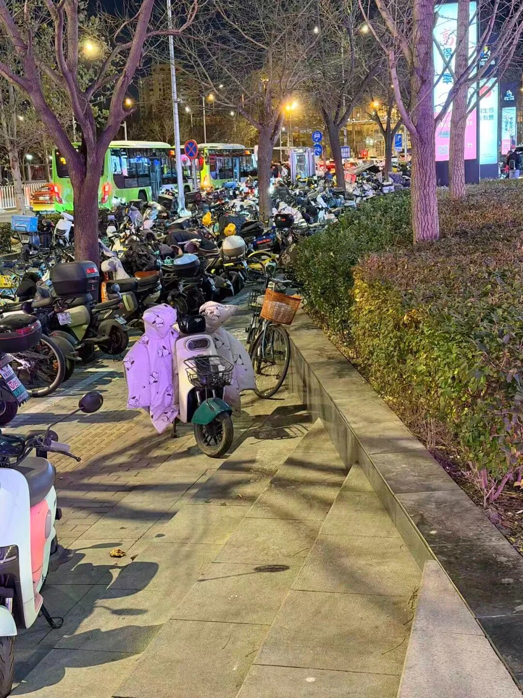 《锋面》记者闻舟摄