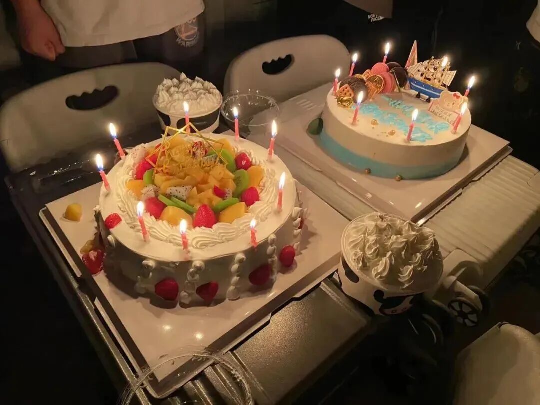 陆千一的学生在宿舍过生日。(图/受访者提供)