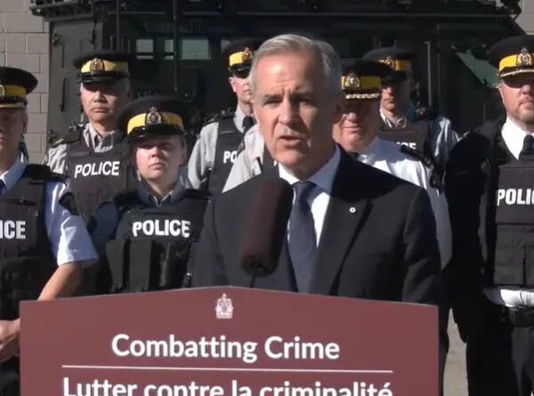 卡尼23日在一场活动上发表讲话 视频截图